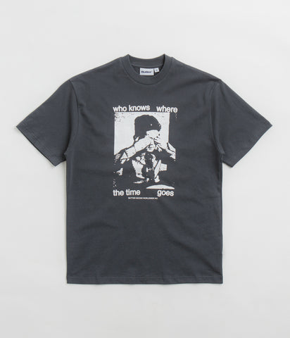 Tシャツ・カットソー Butter Goods Who Knows Tee (Charcoal) butter-goods-who-knows-t-shirt