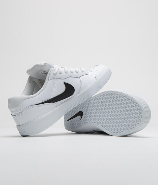 white flat nike shoes