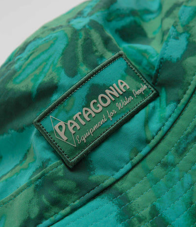 Patagonia Wavefarer Bucket Hat - Water People Banner: Cliffs and Waves Conifer Green