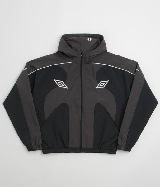 umbro-guarding-masked-