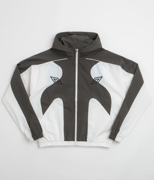 umbro-guarding-masked-