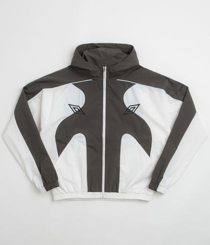 umbro-guarding-masked-