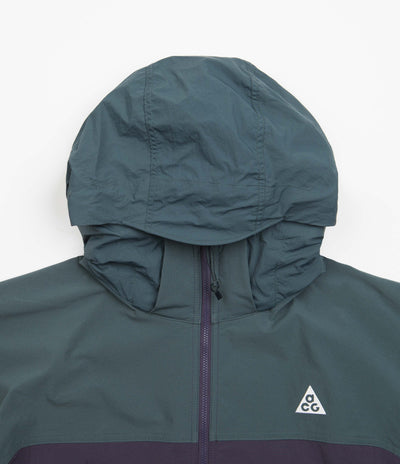 Nike ACG Sun Farer Jacket in Faded Spruce and Gridiron / Black / Summit White