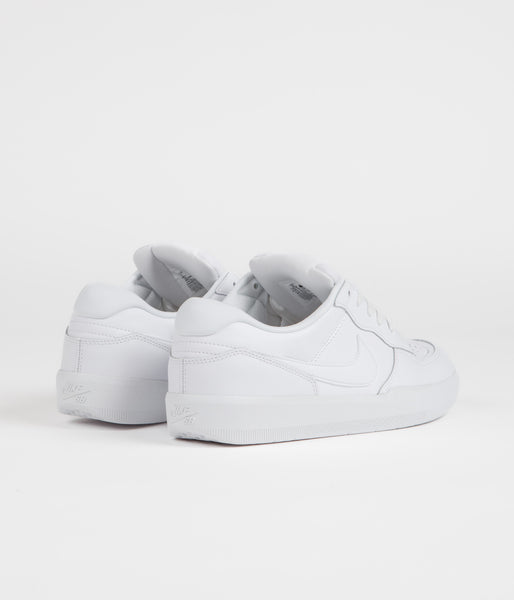 white flat nike shoes