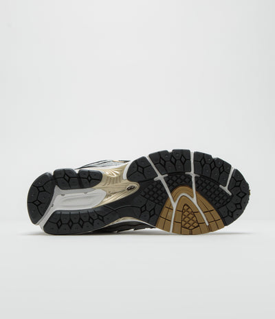 New Balance 1906R Shoes in Metallic Silver
