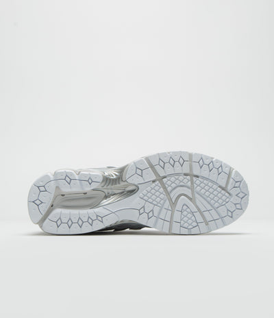 New Balance 1906W Shoes in Silver Metallic and White