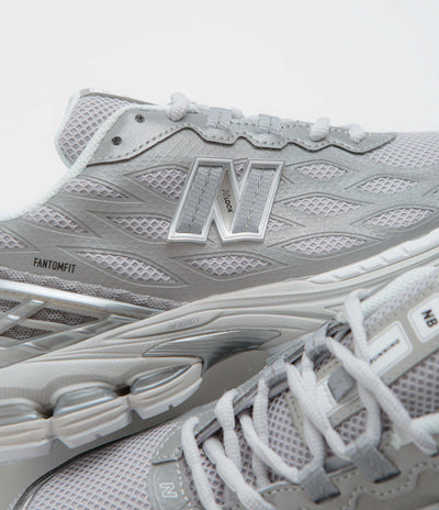 New Balance 1906W Shoes in Silver Metallic and White