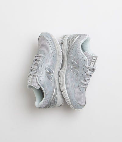 New Balance 1906W Shoes in Silver Metallic and White