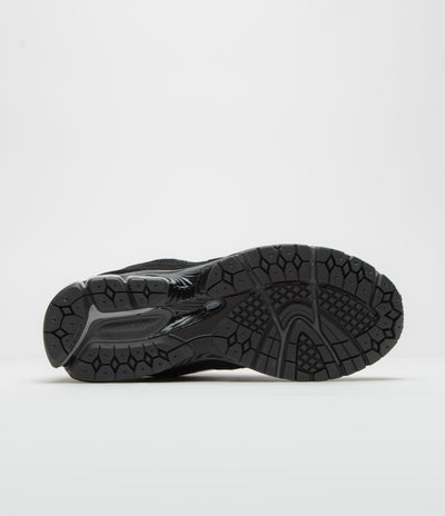New Balance 2002R Shoes in Black and White / Grey