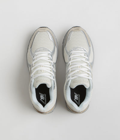 New Balance 860 Shoes in Sea Salt and Gold Metallic