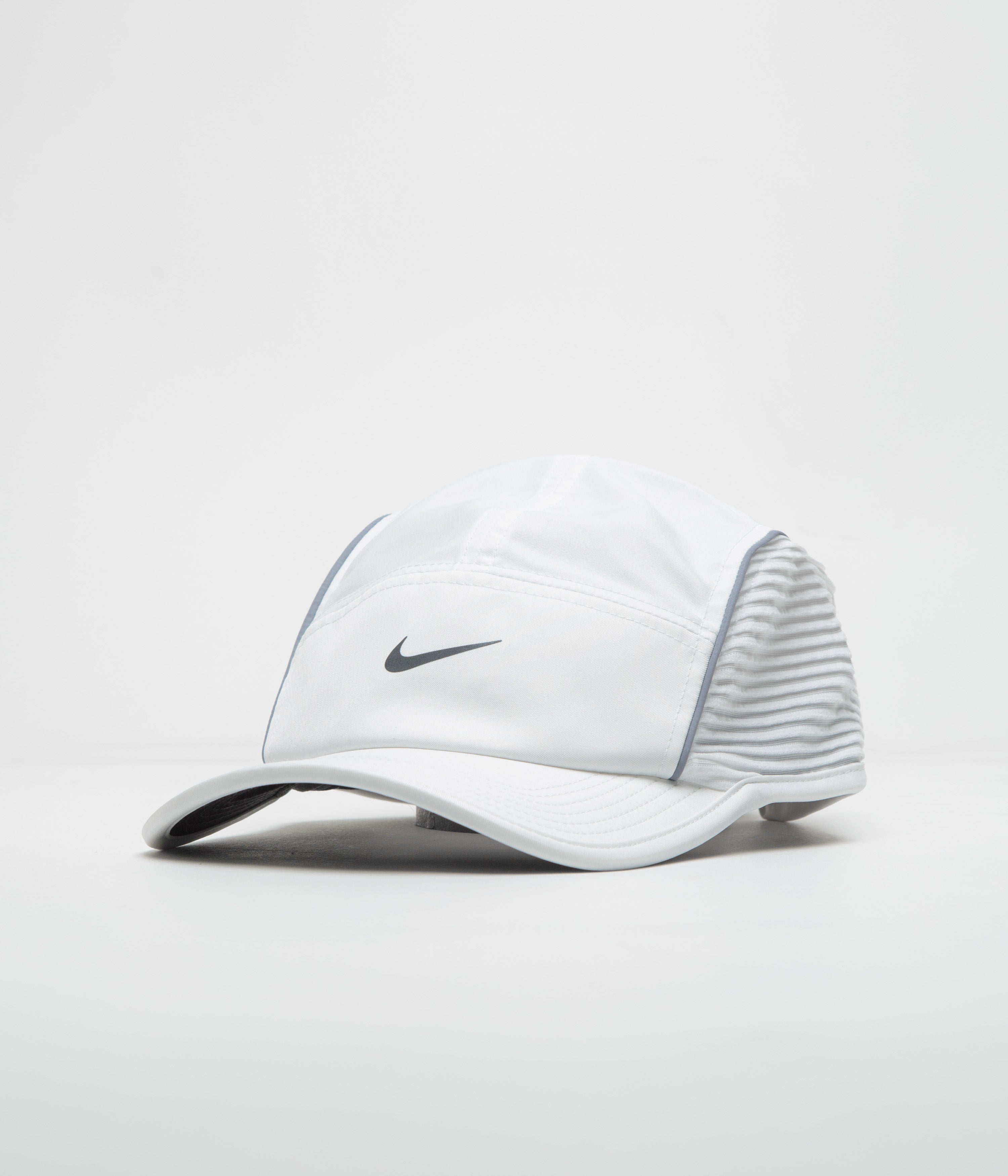 Nike AeroBill Cap in White and Anthracite / Black