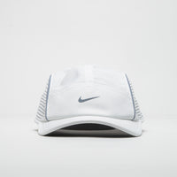 Nike AeroBill Cap in White and Anthracite / Black thumbnail
