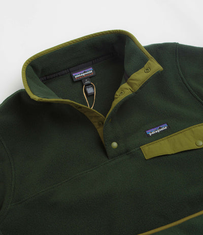 Patagonia Lightweight Synchilla Snap-T Fleece in Old Growth Green