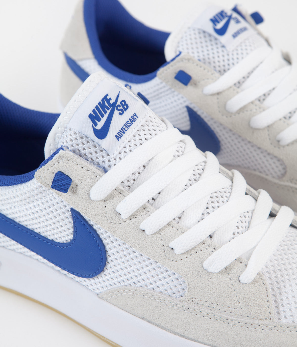 nike sb adversary trainers in summit white gum