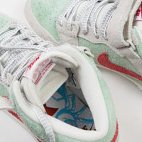 Nike SBåÊDunk Mid ProåÊ'White Widow' Shoes - Sail / Gym Red - Fresh Mint thumbnail